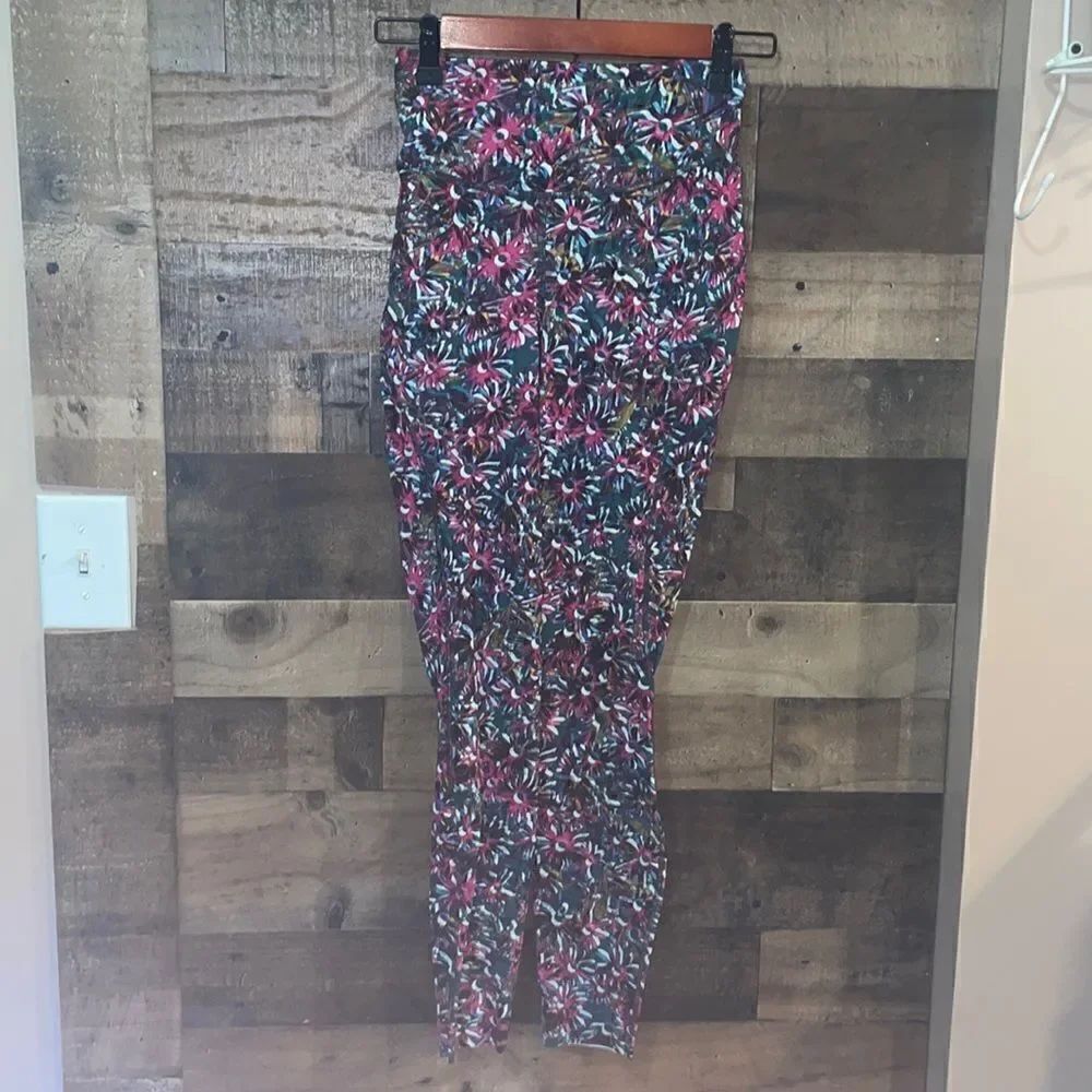 Lululemon Base Pace High-Rise Tight 28" *Brushed
Floral Electric Multi